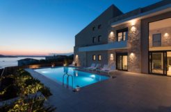 Contemporary 4Bd Luxury Villa (Heated Pool)